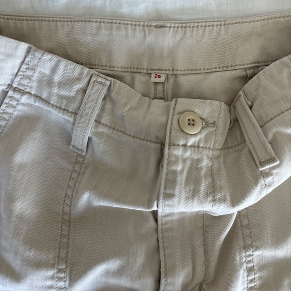 Levi's Women's Light Cream Cropped Everyday Jeans - Picture 6 of 11